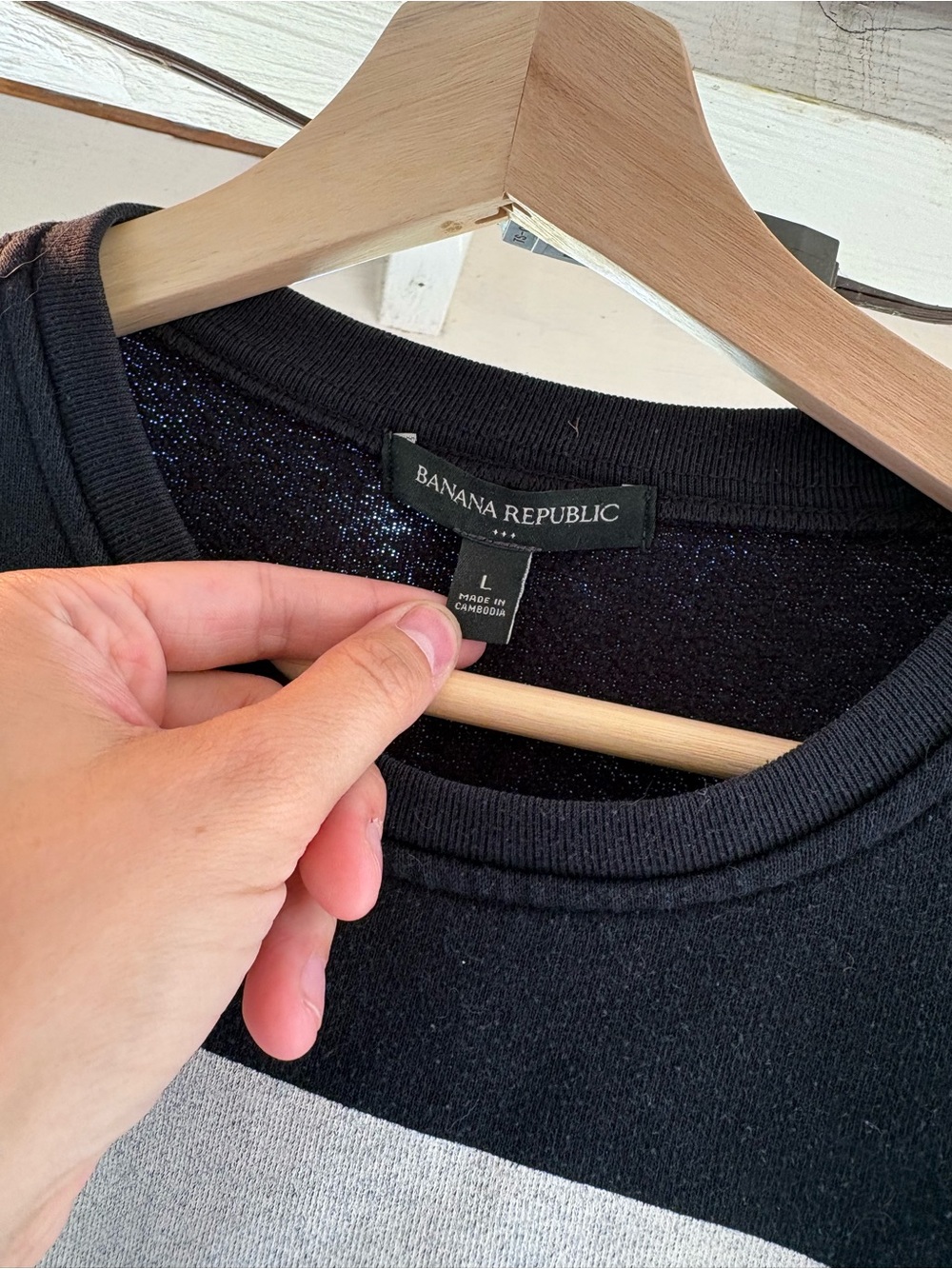 Cropped Women’s Large Banana Republic Graphic Crewneck, Black - Picture 2 of 4